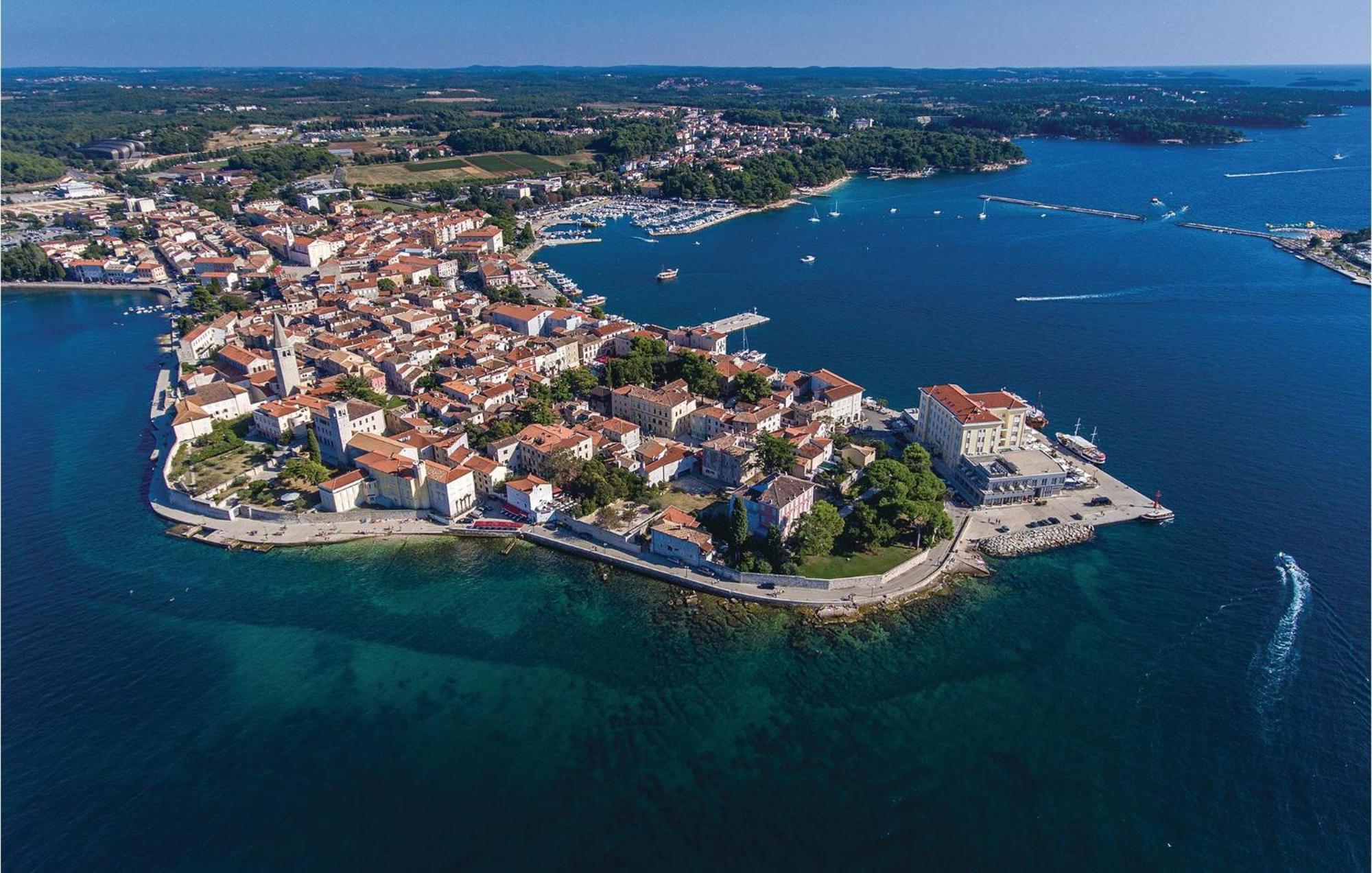 Appartement Amazing In With Kitchen Poreč